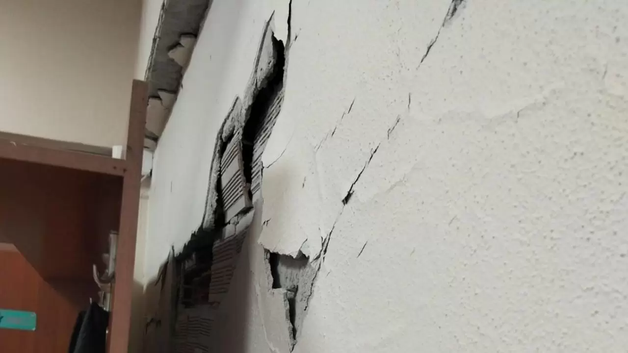 Okul duvarları çatladı, alçı ve sıvalar döküldü 4