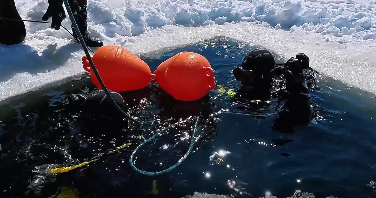 Mehmetçik engel tanımıyor: 28 santimetre buzun altında Türk bayrağı açtılar! 6