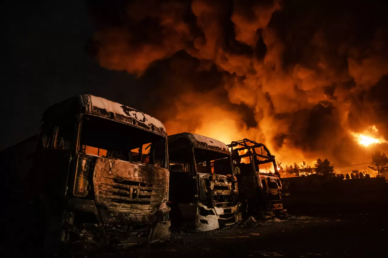 Tahran'da Şehran petrol deposundaki yangın sürüyor 1