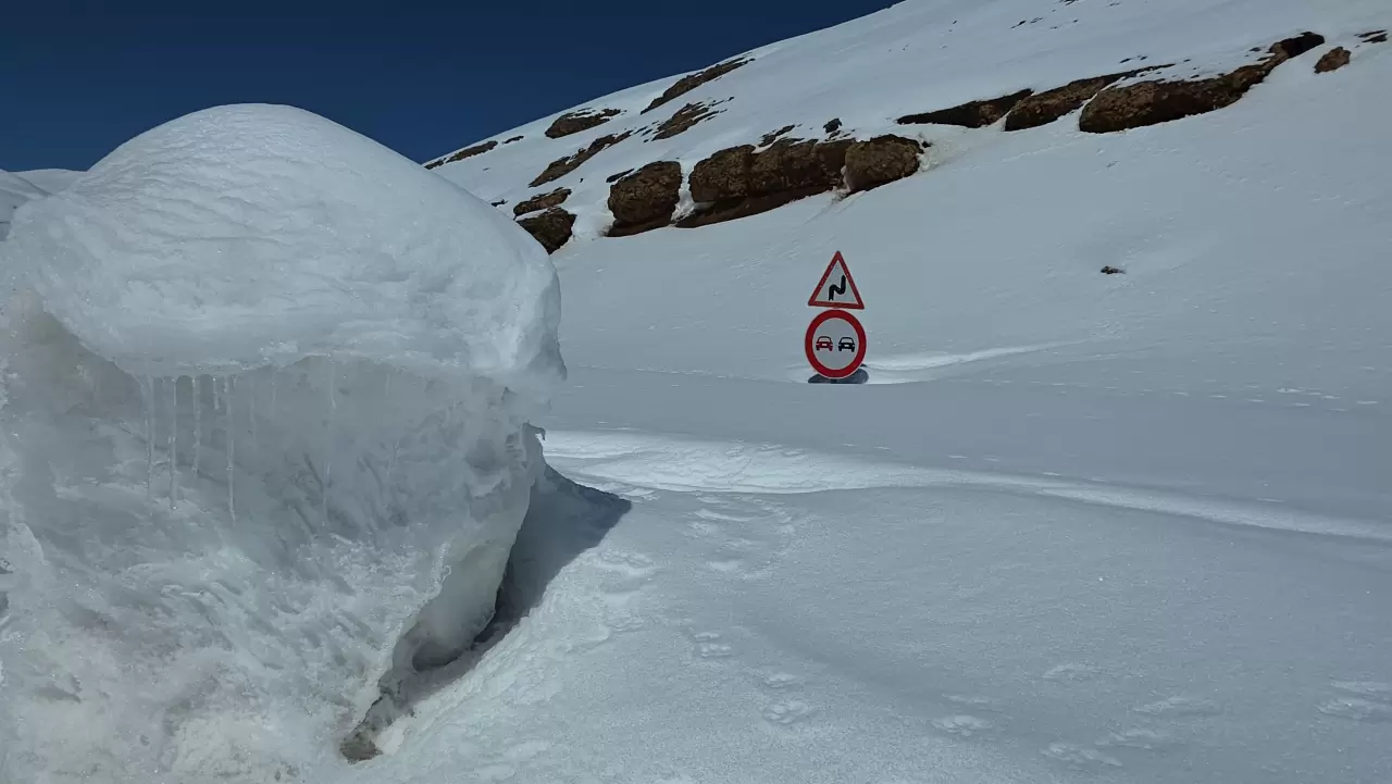 Van-Bahçesaray Karabet Geçidi’nde kar kalınlığı 3,5 metreyi aştı 3