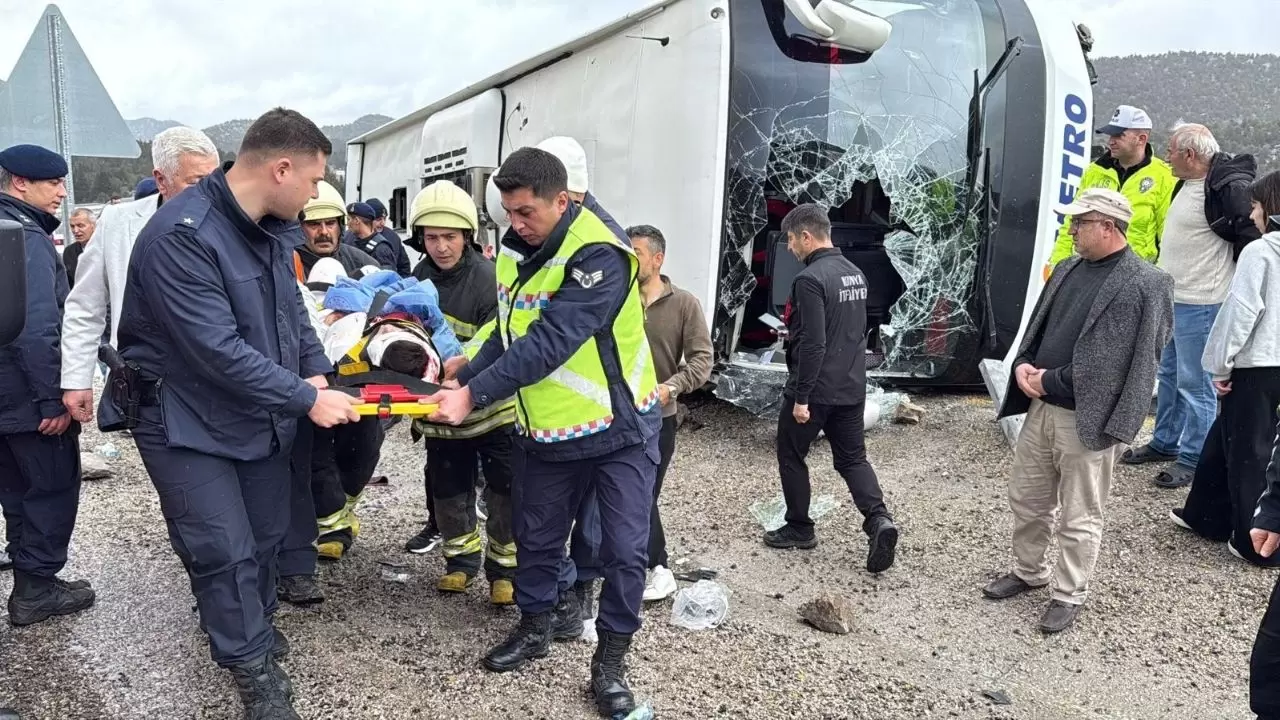 Seydişehir'de yolcu otobüsü devrildi 4