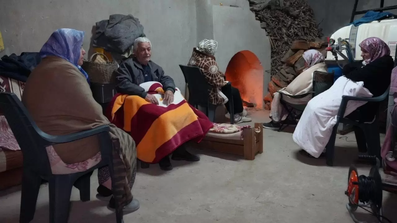 Vatandaşlar deprem korkusuyla sokaklara döküldü 2