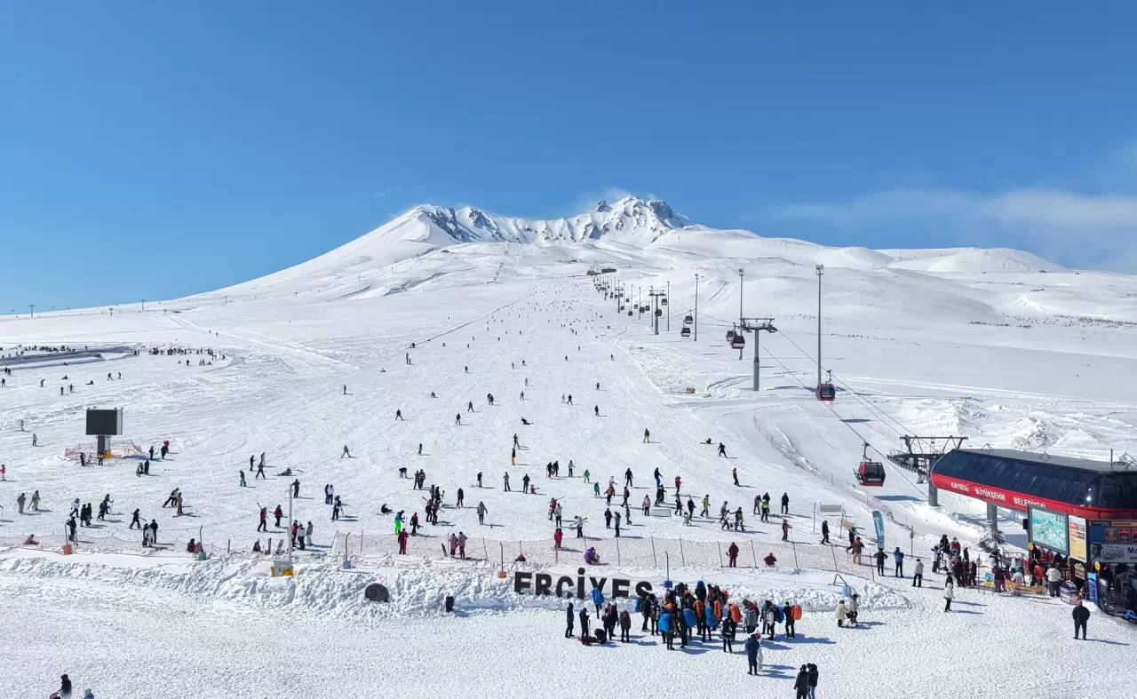 Erciyes Kayak Merkezi'nde sezon tam gaz devam ediyor: Kayakseverler pistleri doldurdu! 1