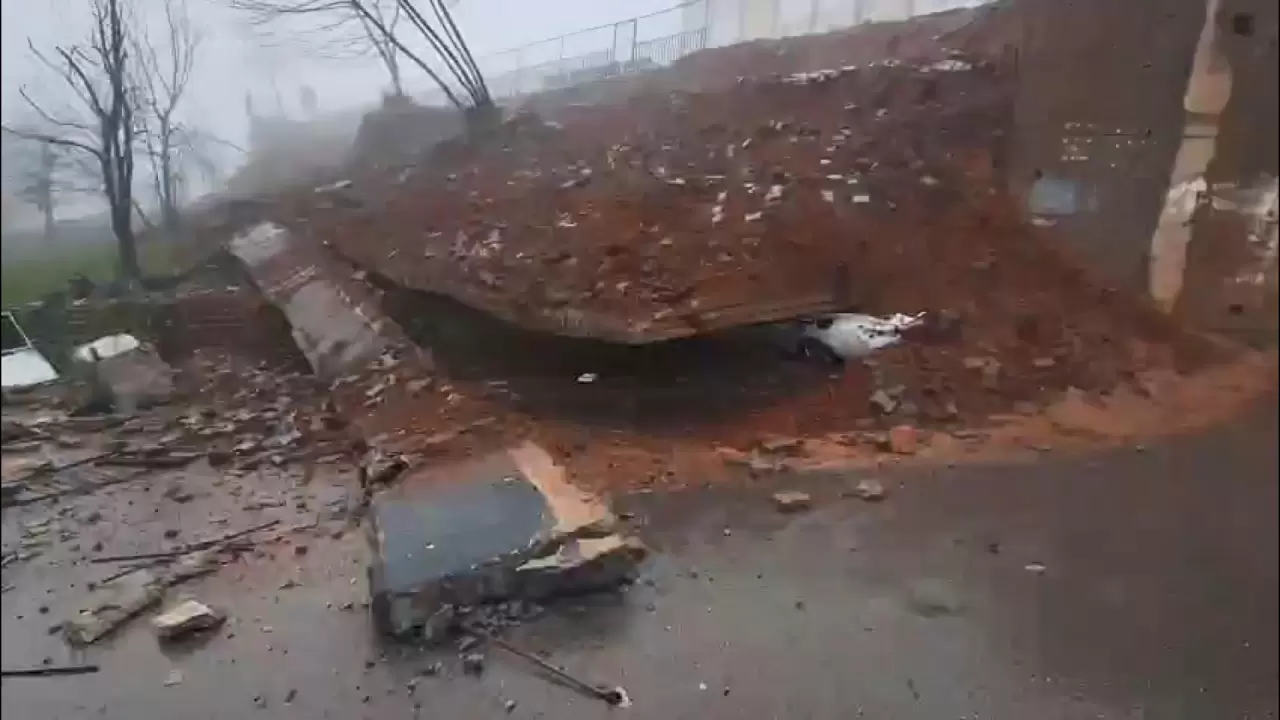 Yağmurun şiddeti istinat duvarını yıktı! 4