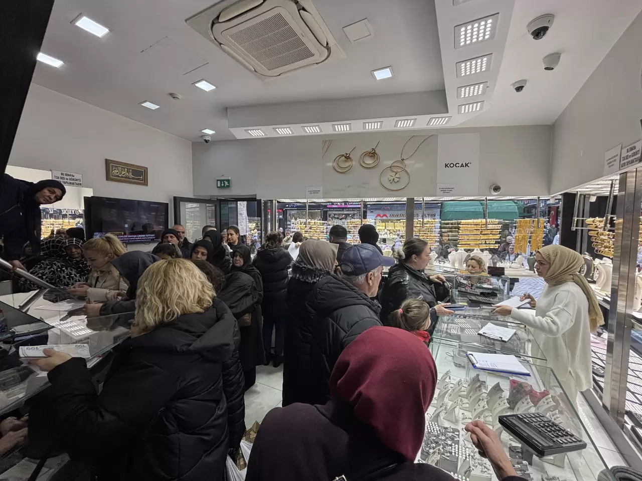 Altın fiyatları düştü! Kocaeli'de kuyumcu kuyrukları uzadı 1