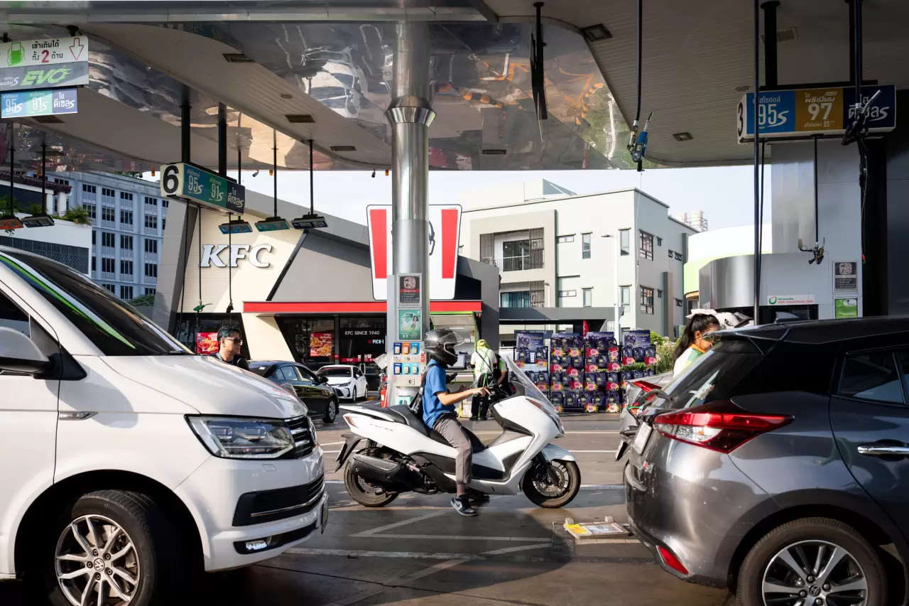 Akaryakıt fiyatları o ülkede bir gecede fırladı: İstasyonlarda kuyruklar oluştu! 4