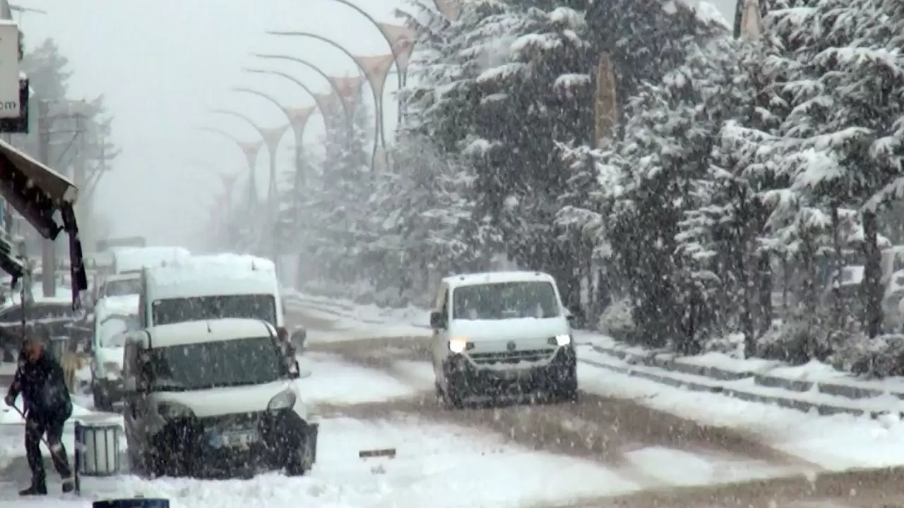 Köy yolları kar nedeniyle ulaşıma kapandı 2