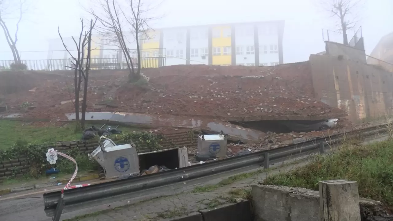 Yağmurun şiddeti istinat duvarını yıktı! 1