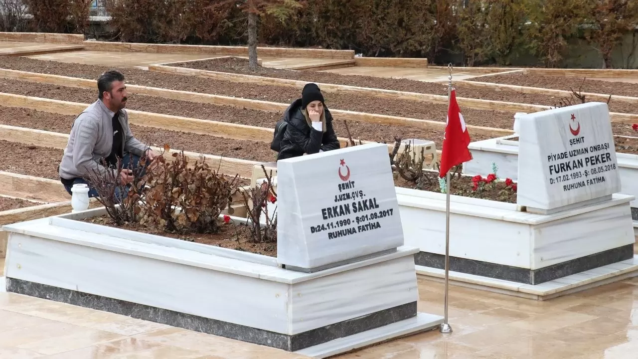 Sivas Şehitliğinde gözyaşları sel oldu! 8