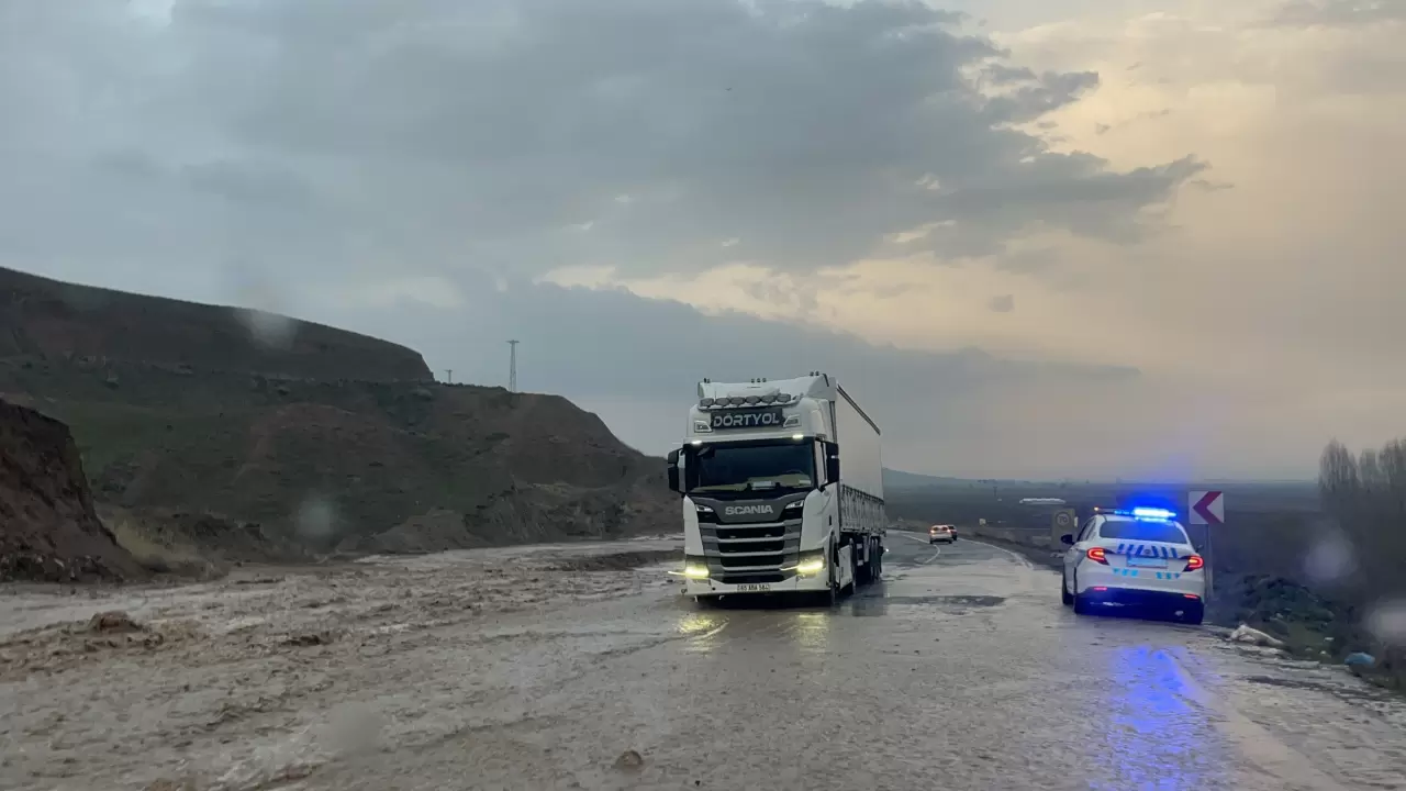 Batman'da şiddetli yağmur ulaşımı olumsuz etkiledi: Kara yolu tek şeride düştü! 5