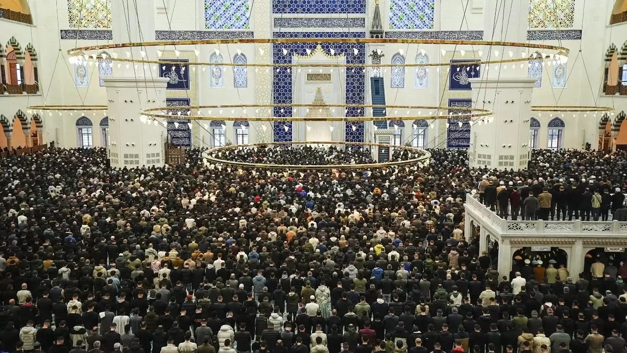 Tarihi camilerde saf tutuldu, gönüller birleşti! 9