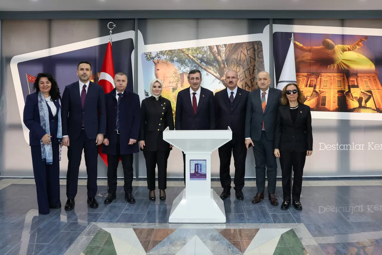 Cumhurbaşkanı Yardımcısı Yılmaz ve Bakan Göktaş, Çanakkale'de Şehitleri Anma Günü'nde çocuklarla buluştu 3