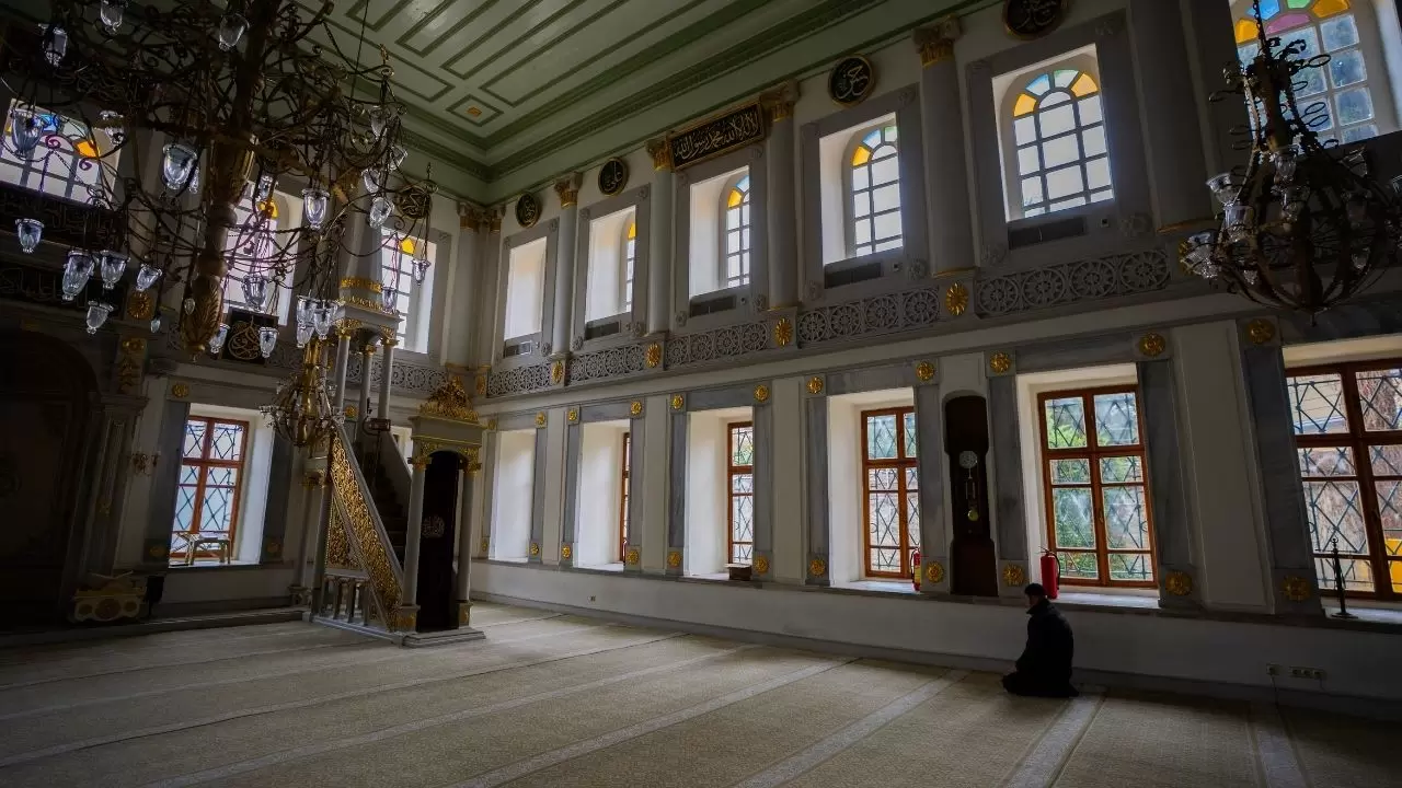 Boğaz’ın sahil sarayı gibi yükselen ibadetgahı 4