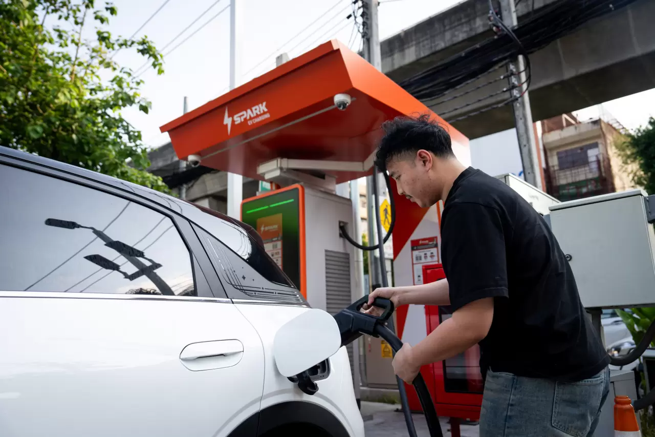 Akaryakıt fiyatları o ülkede bir gecede fırladı: İstasyonlarda kuyruklar oluştu! 2