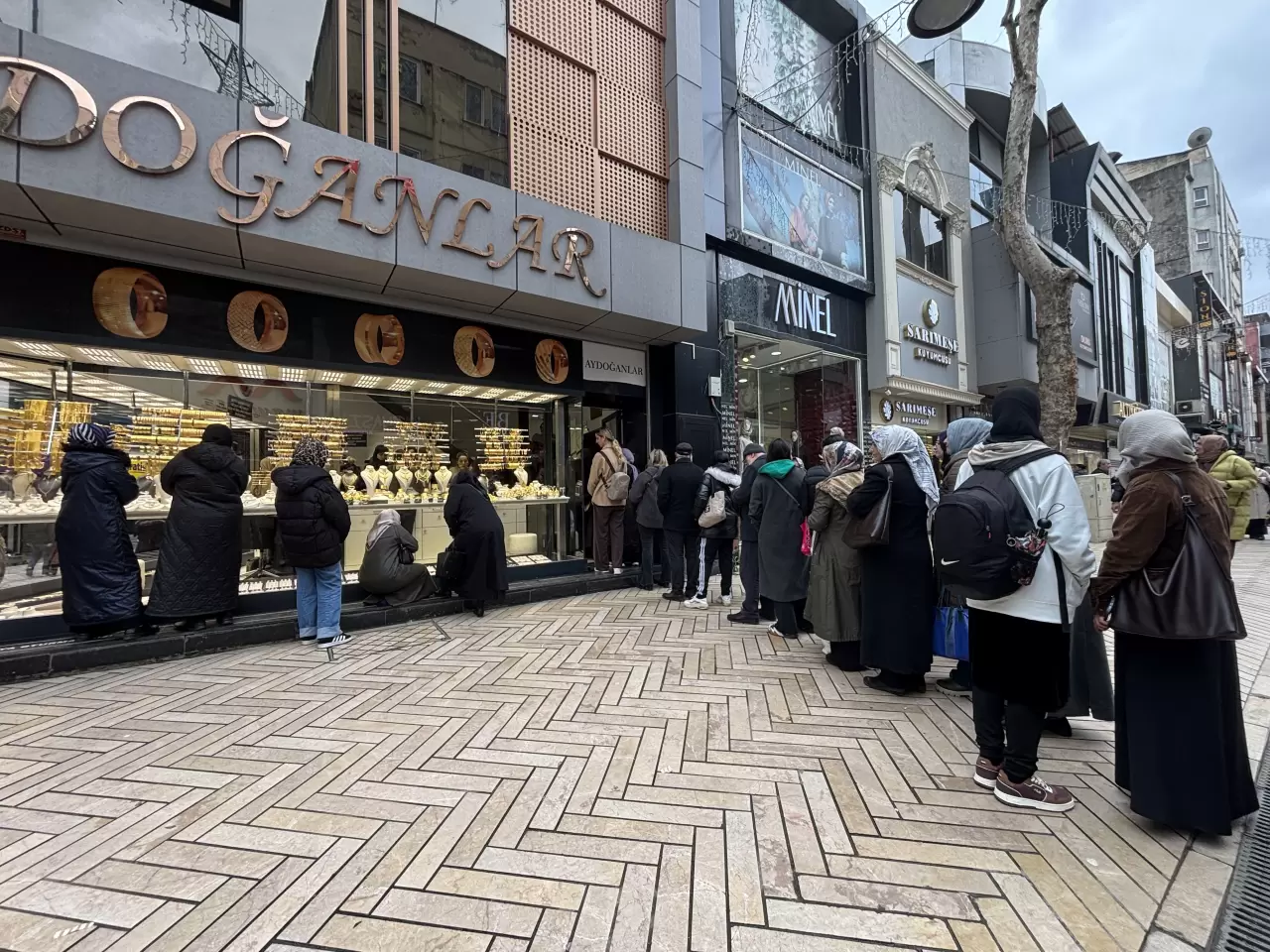 Altın fiyatları düştü! Kocaeli'de kuyumcu kuyrukları uzadı 3