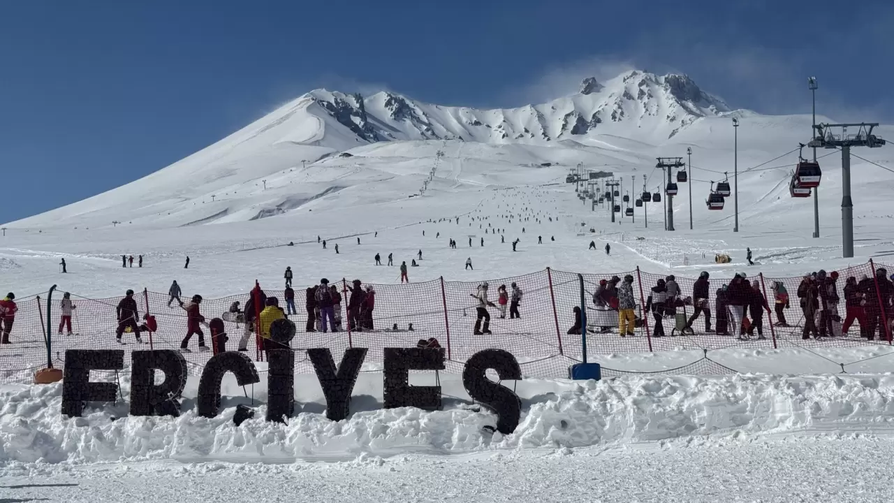 Erciyes Kayak Merkezi'nde sezon tam gaz devam ediyor: Kayakseverler pistleri doldurdu! 2