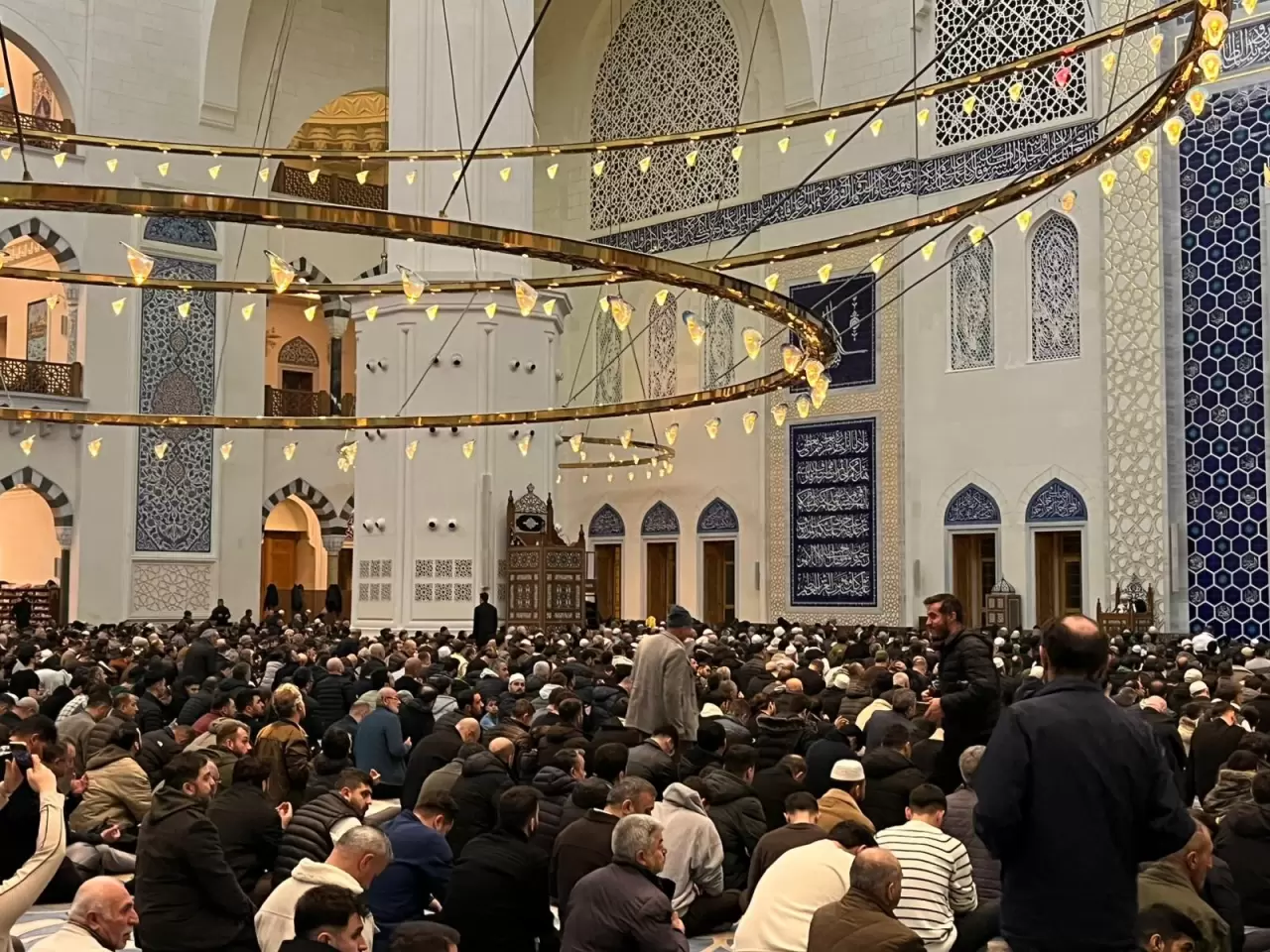 Büyük Çamlıca Camii’nde Kadir Gecesi dualarla idrak edildi 4