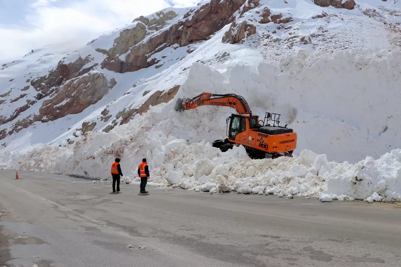 Kar 10 metreyi buldu! Ekipler Van-Hakkari yolunu açtı 4