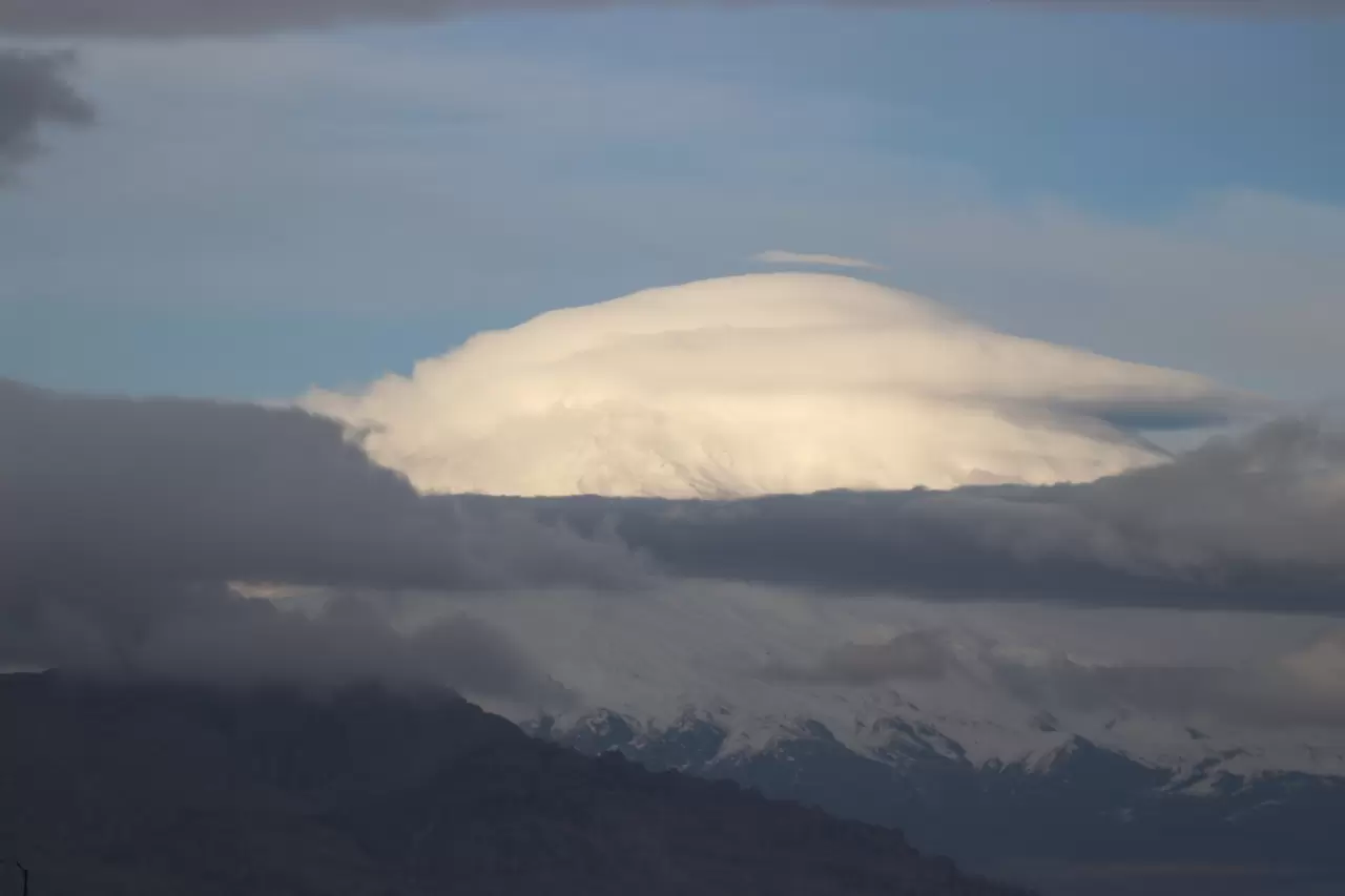 Ağrı Dağı zirvesindeki mercek bulutu kartpostallık manzara oluşturdu 1