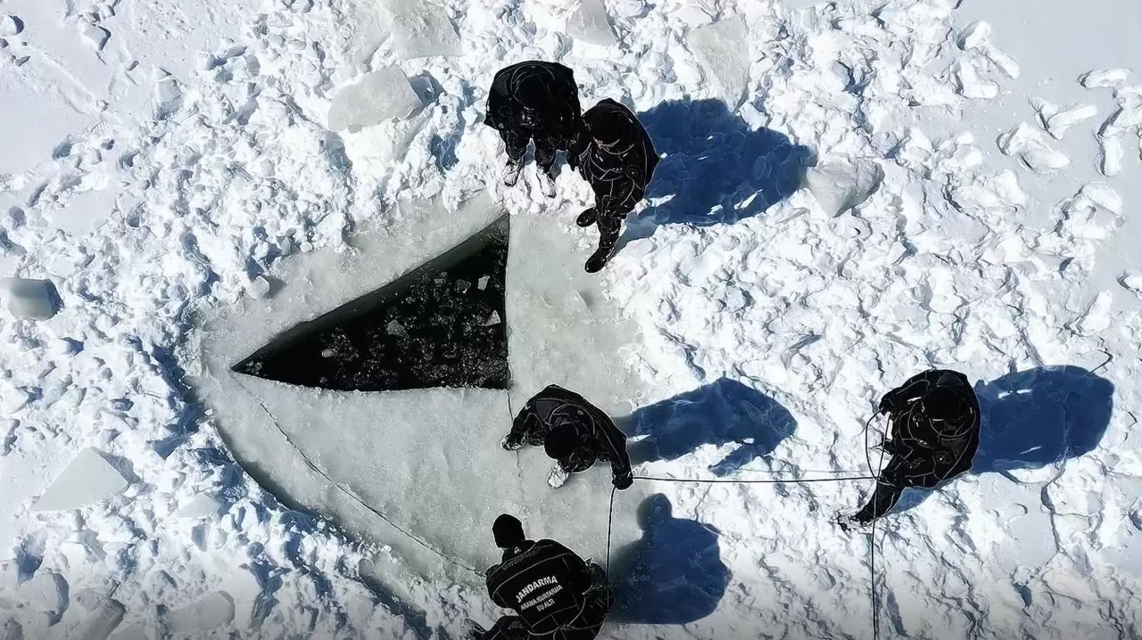 Mehmetçik engel tanımıyor: 28 santimetre buzun altında Türk bayrağı açtılar! 4
