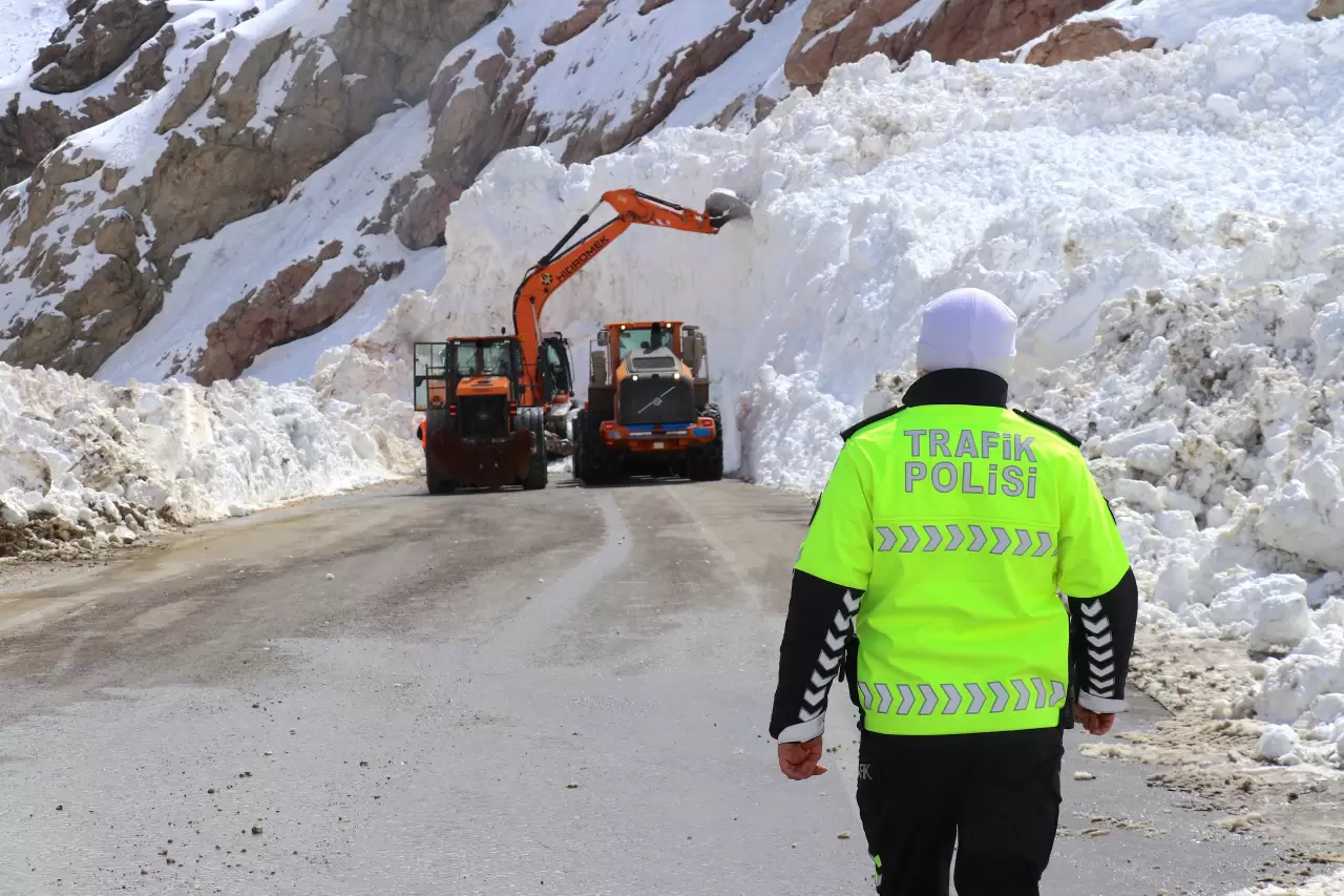 Kar 10 metreyi buldu! Ekipler Van-Hakkari yolunu açtı 2
