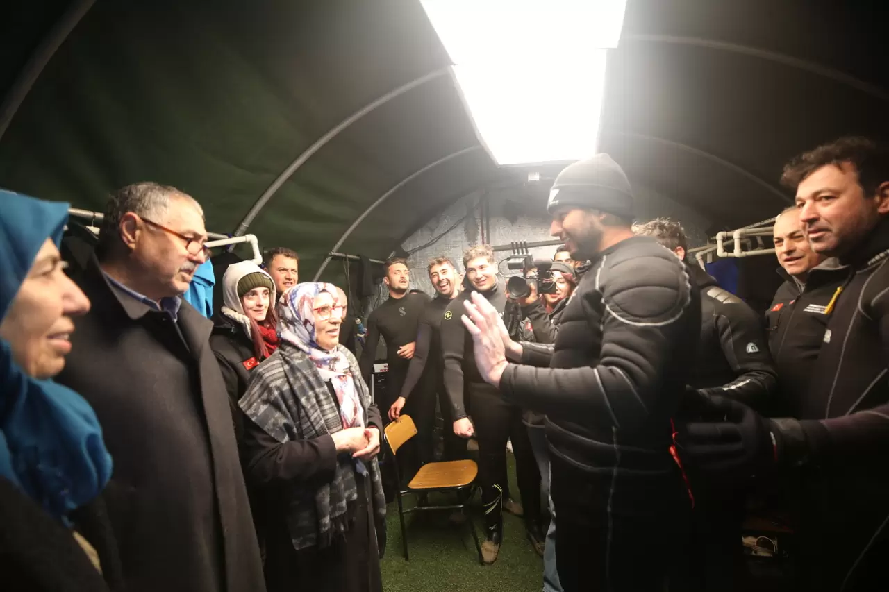 Çanakkale şehitlerinin anısına dünya rekoru kırdı: 36 saat su altında kaldı 9