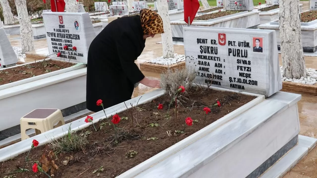 Sivas Şehitliğinde gözyaşları sel oldu! 4