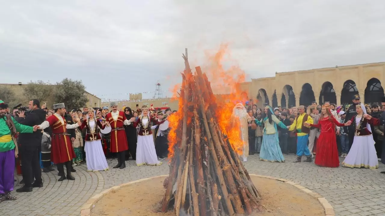 Azerbaycan’da Nevruz coşkusu tarihi Ateşgah’tan yükseldi! 1