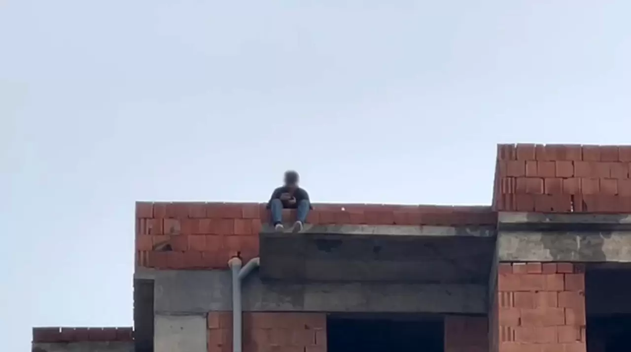 Eşi telefonu açmayınca 9. kata çıktı, ikna hattı 2 saat sürdü! 6