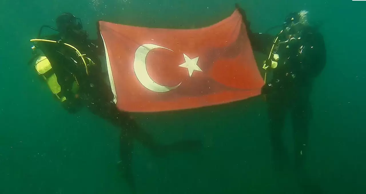 Mehmetçik engel tanımıyor: 28 santimetre buzun altında Türk bayrağı açtılar! 8