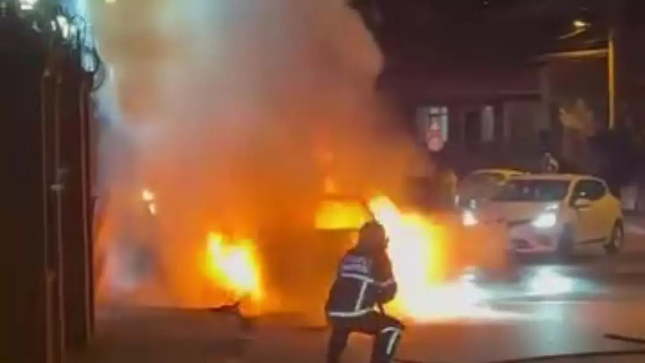 Park halindeki otomobil saniyeler içinde kül oldu! 1