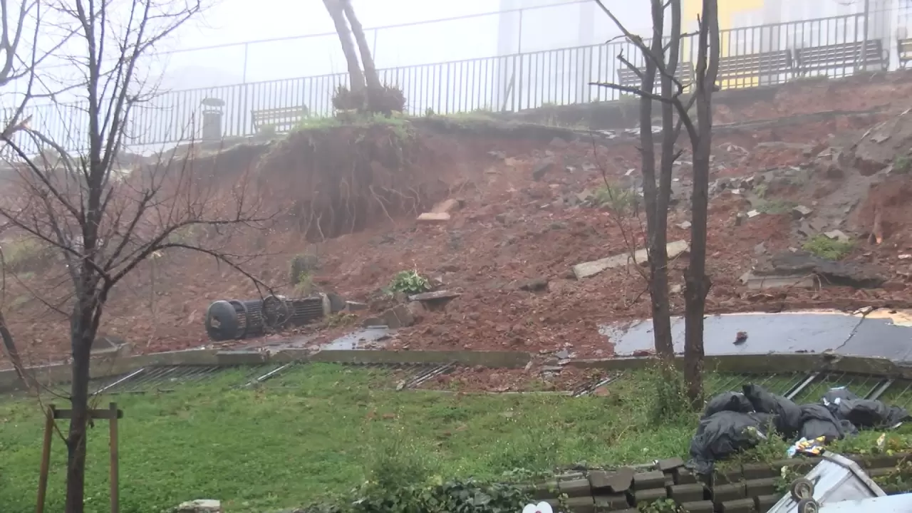 Yağmurun şiddeti istinat duvarını yıktı! 3