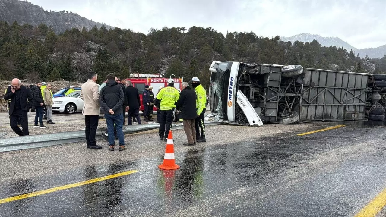Seydişehir'de yolcu otobüsü devrildi 1