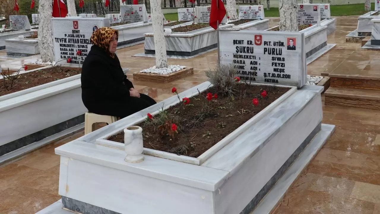 Sivas Şehitliğinde gözyaşları sel oldu! 6