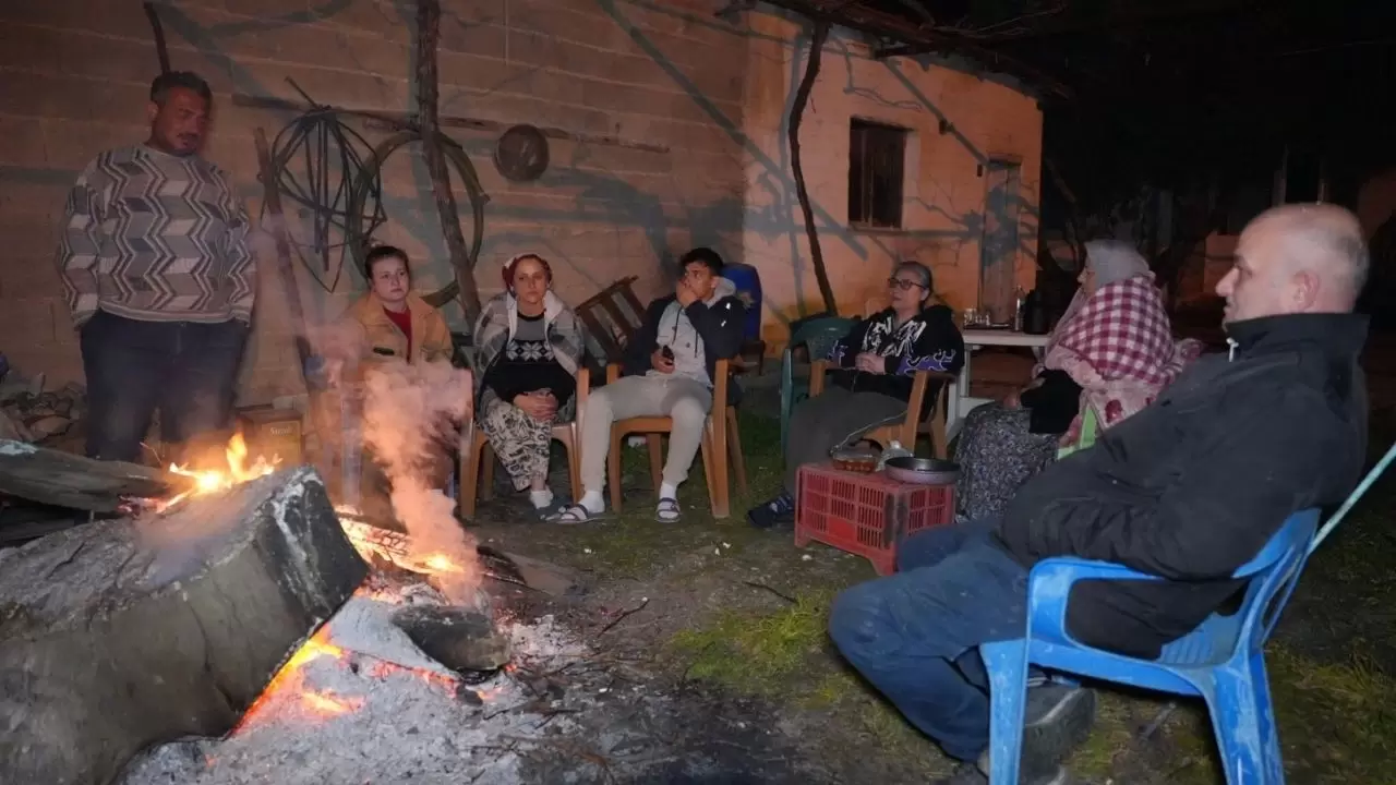 Vatandaşlar deprem korkusuyla sokaklara döküldü 1