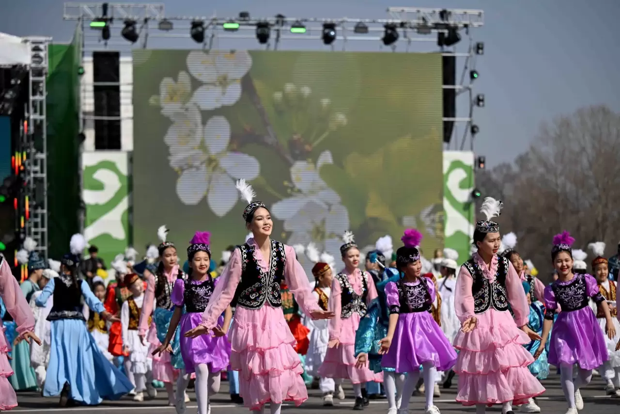 Bişkek’te Sümölök tadında bayram! Geleneksel yarışmalar Ala Too Meydanı’nı salladı 6