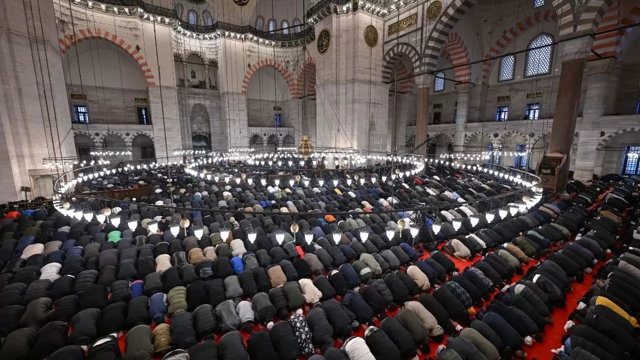 Tarihi camilerde saf tutuldu, gönüller birleşti! 5