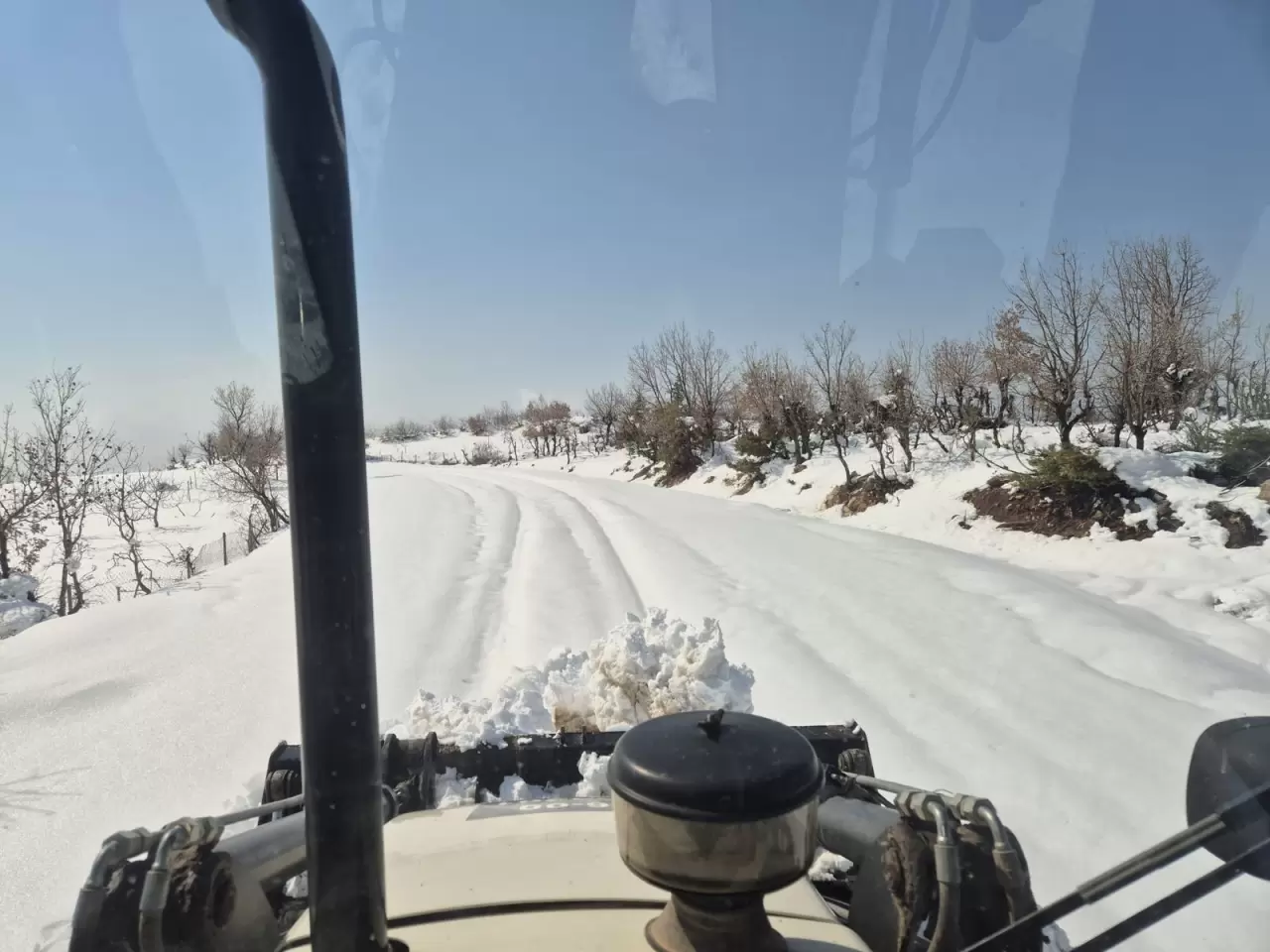 Siirt'te karla mücadele sürüyor: Mahsur kalan vatandaşlar kurtarıldı 2