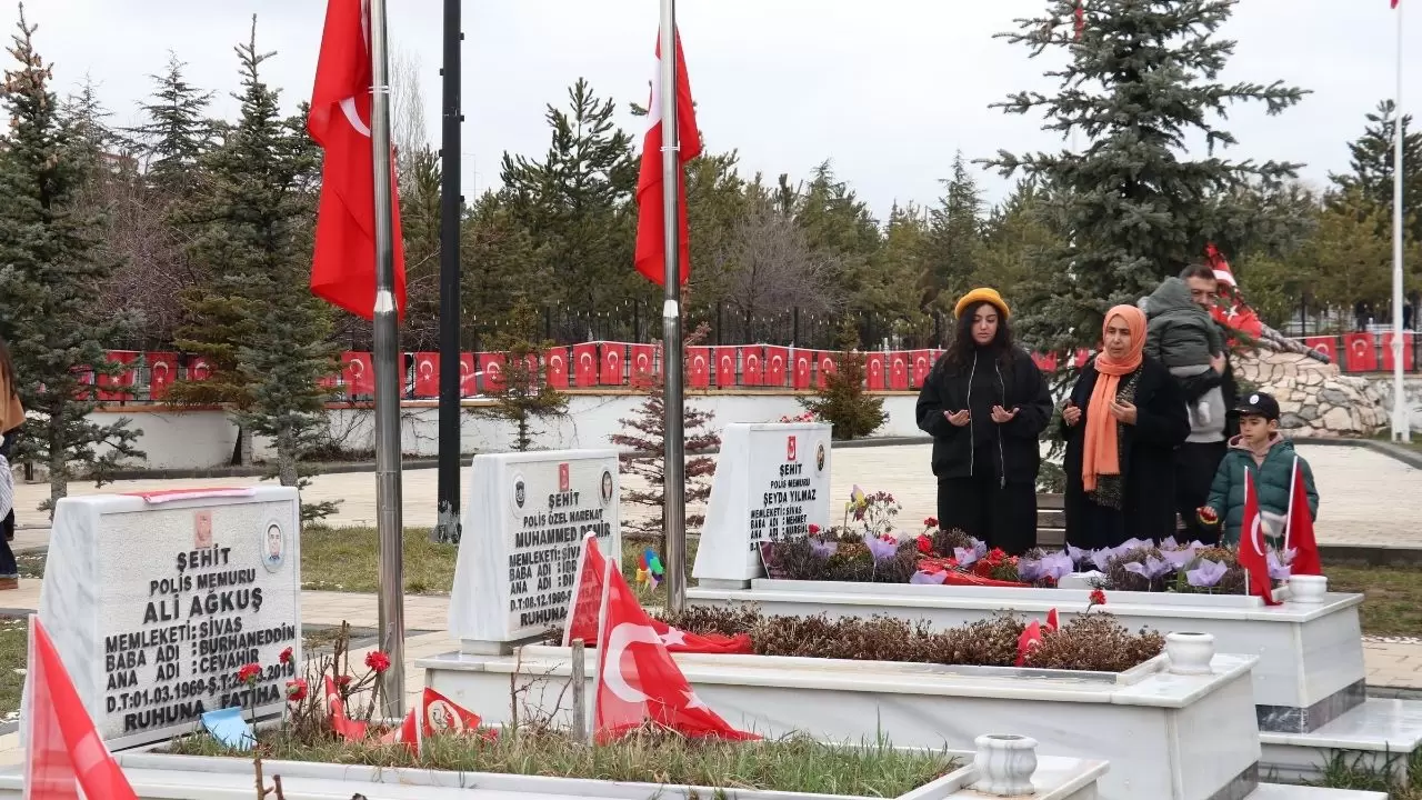 Sivas Şehitliğinde gözyaşları sel oldu! 1