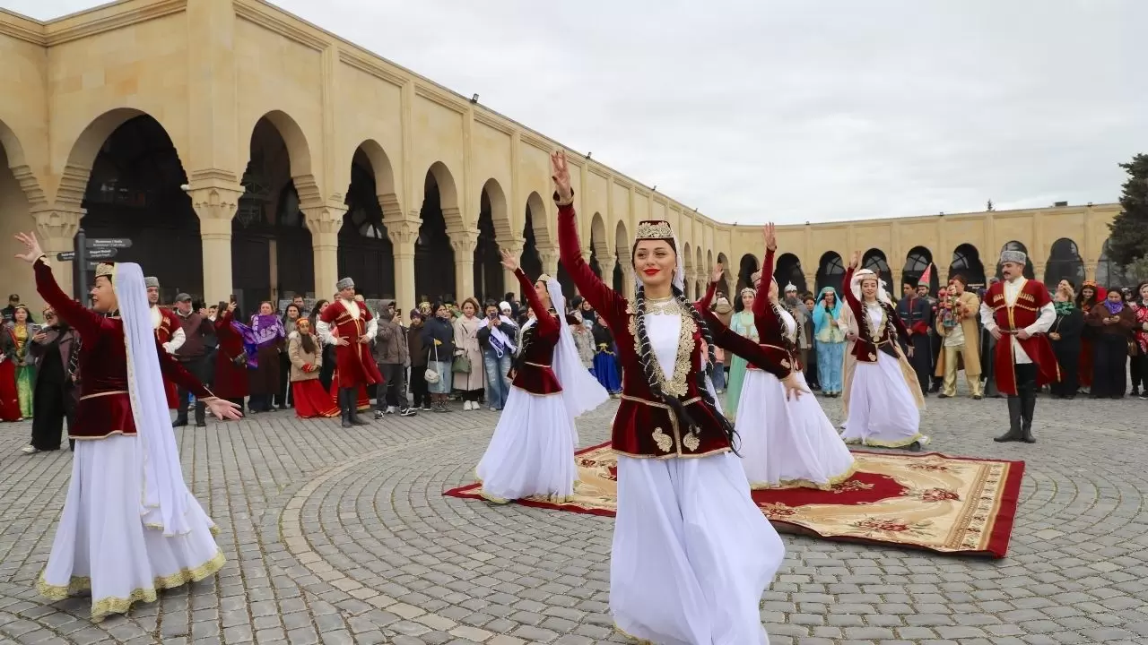 Azerbaycan’da Nevruz coşkusu tarihi Ateşgah’tan yükseldi! 9