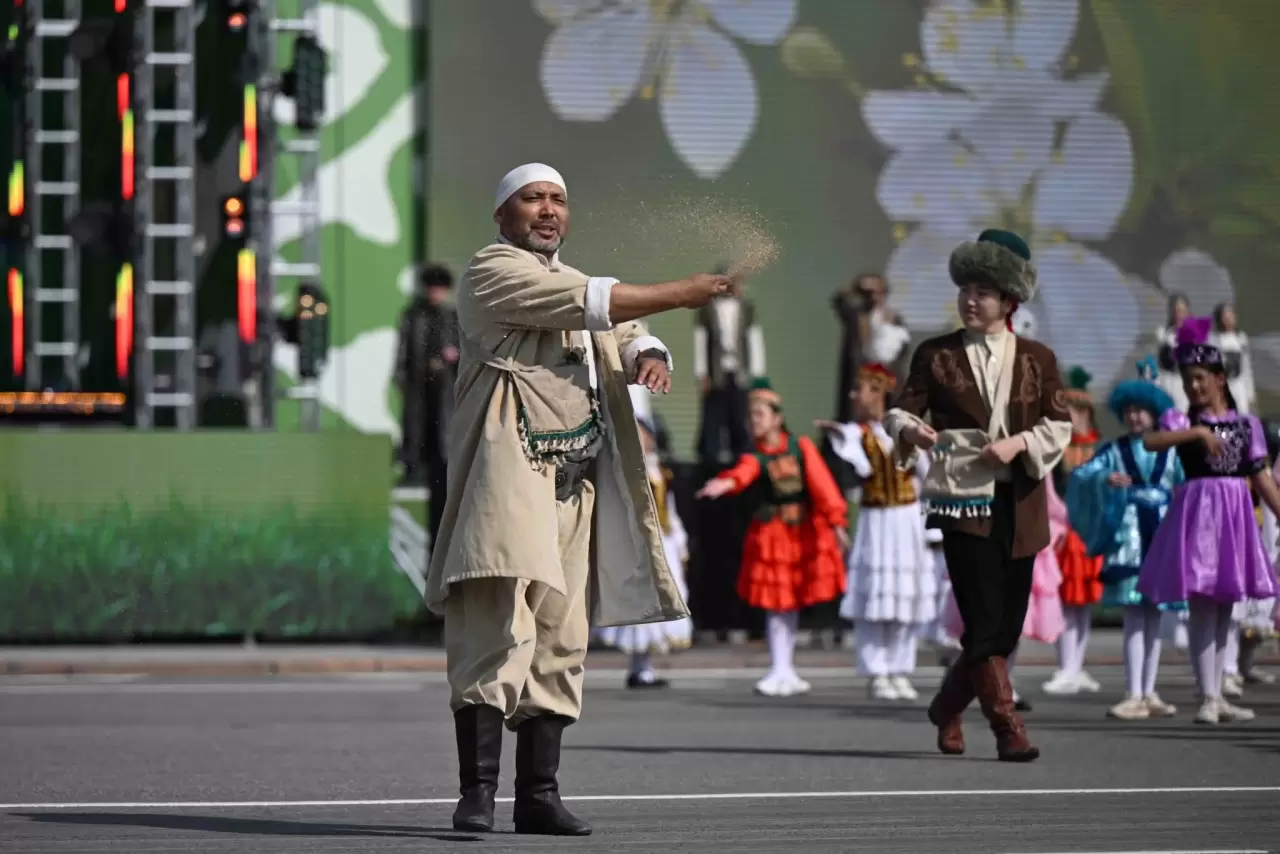 Bişkek’te Sümölök tadında bayram! Geleneksel yarışmalar Ala Too Meydanı’nı salladı 10