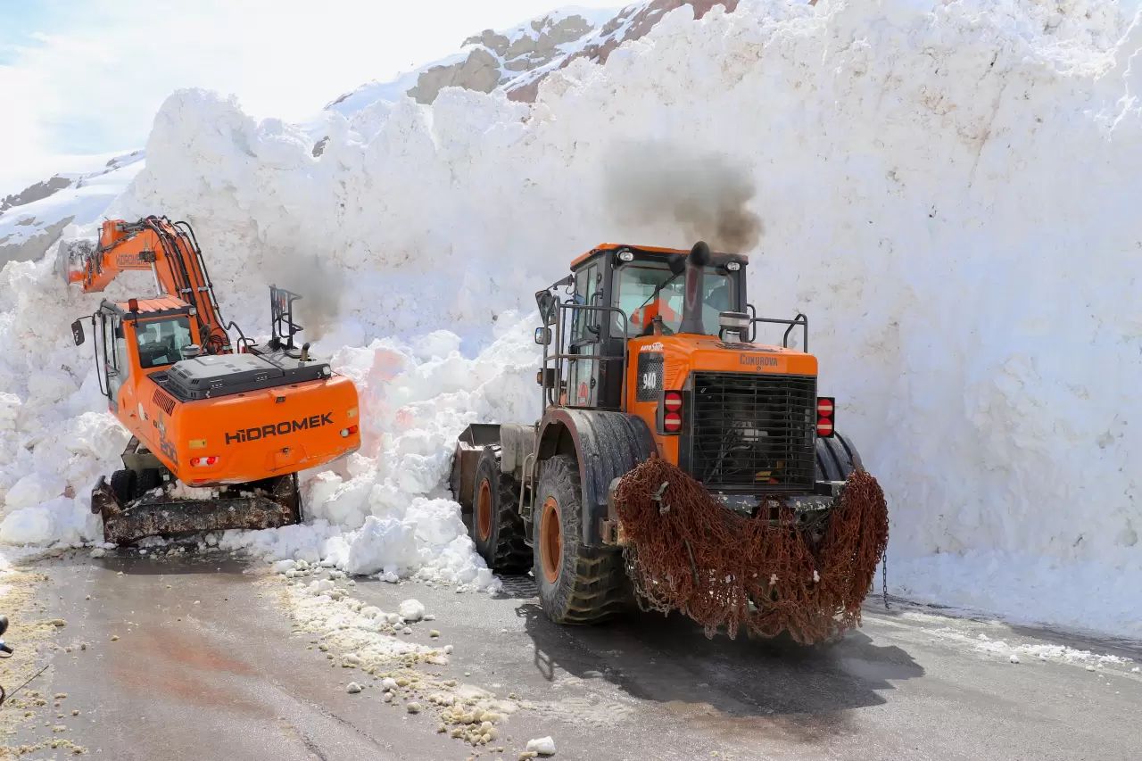 Kar 10 metreyi buldu! Ekipler Van-Hakkari yolunu açtı 3