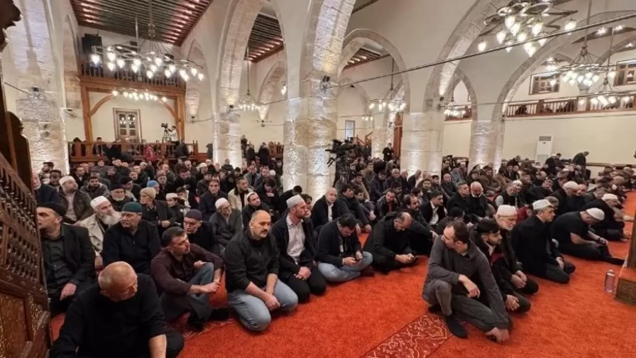 Türkiye Kadir Gecesi'nde camilere akın etti 3