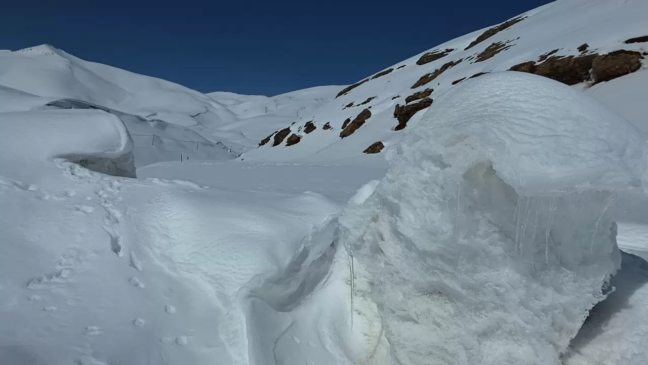 Van-Bahçesaray Karabet Geçidi’nde kar kalınlığı 3,5 metreyi aştı 2