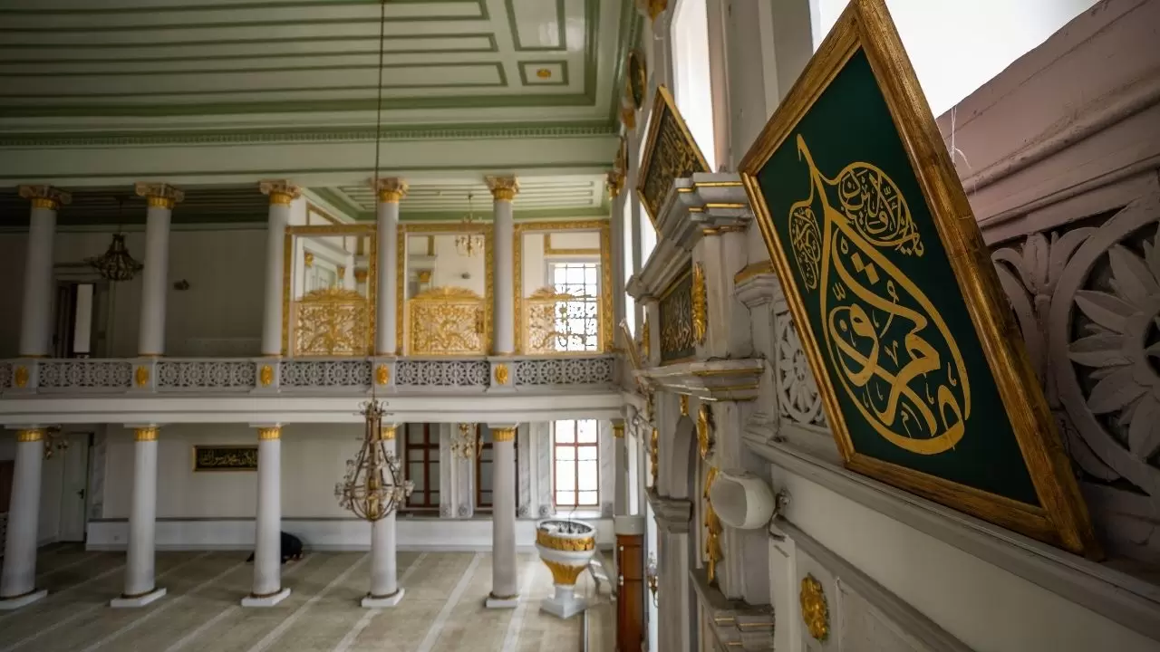 Boğaz’ın sahil sarayı gibi yükselen ibadetgahı 16