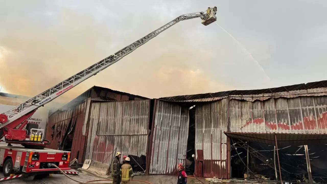 İzmir Karabağlar’da büyük yangın 2
