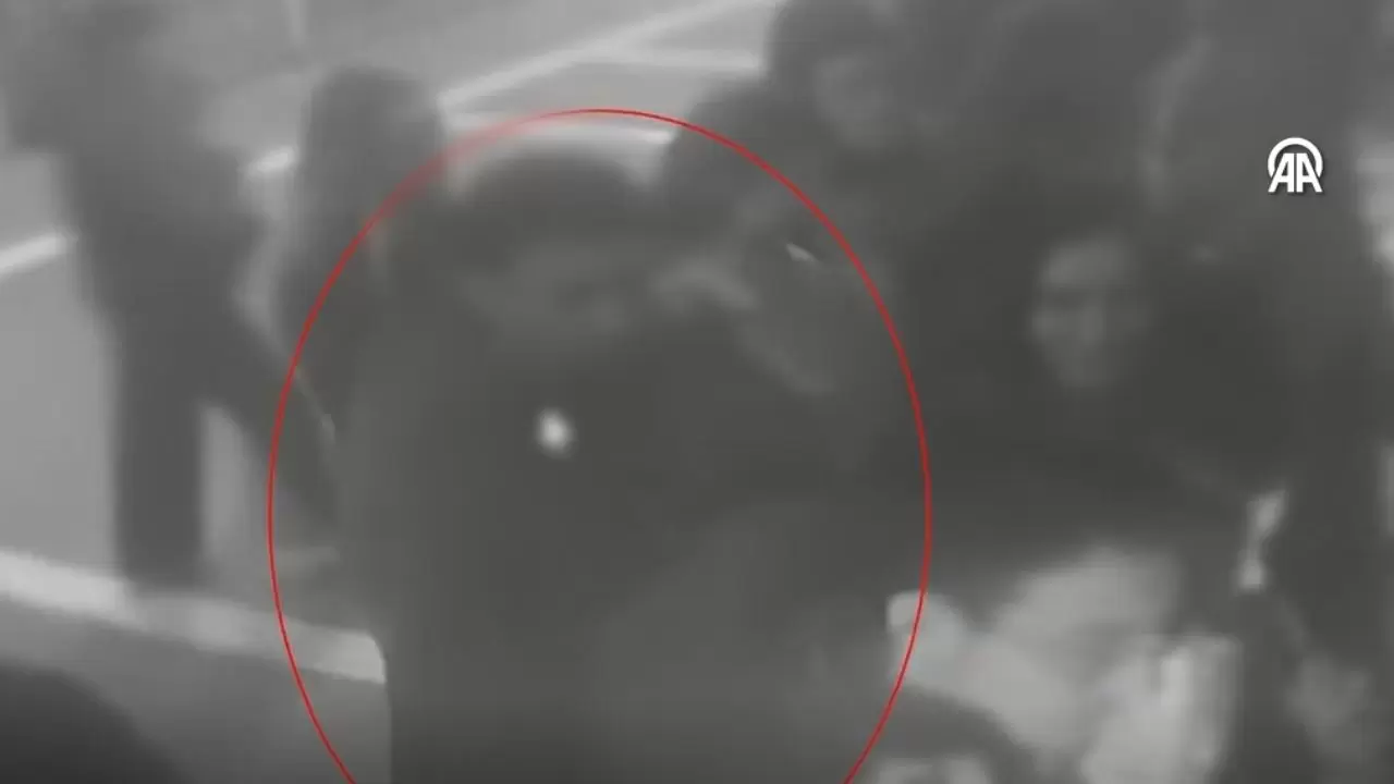 Kalabalığı fırsat bilip 6 kişinin telefonunu çaldı 4