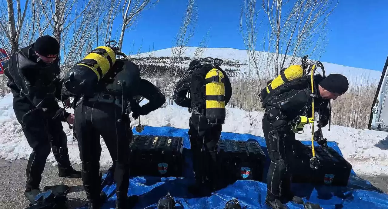 Mehmetçik engel tanımıyor: 28 santimetre buzun altında Türk bayrağı açtılar! 1