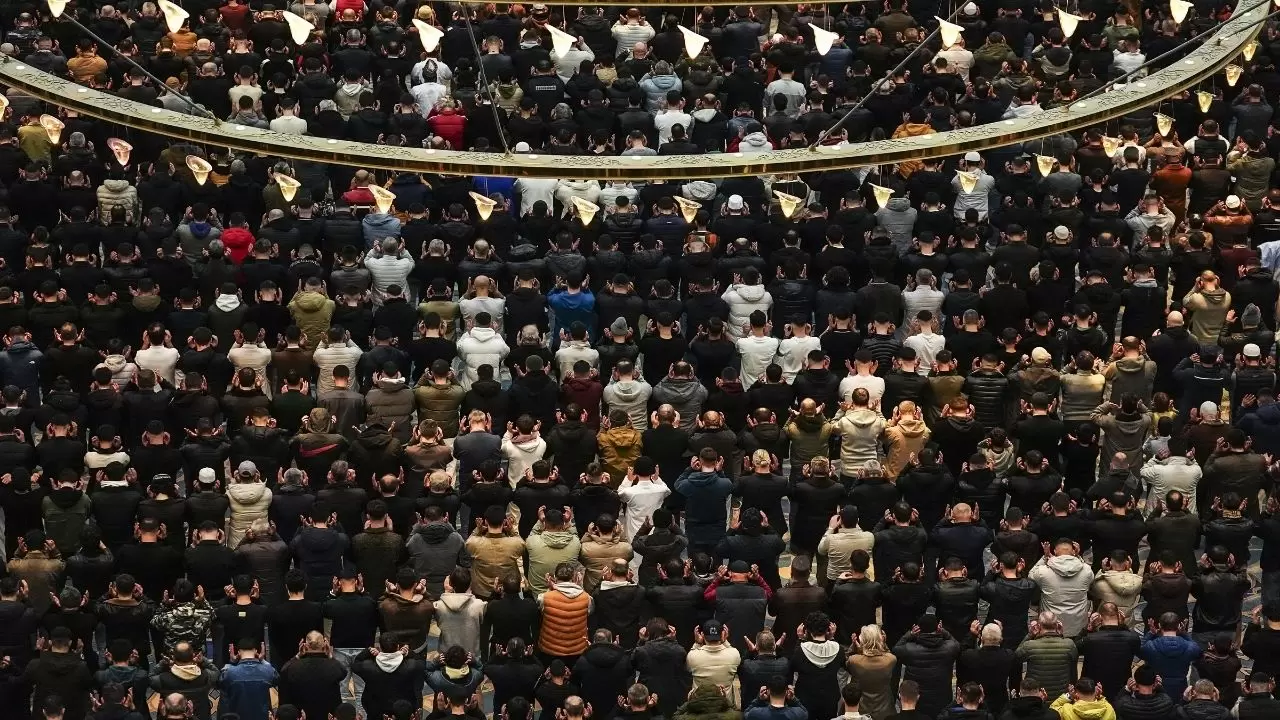 Tarihi camilerde saf tutuldu, gönüller birleşti! 10