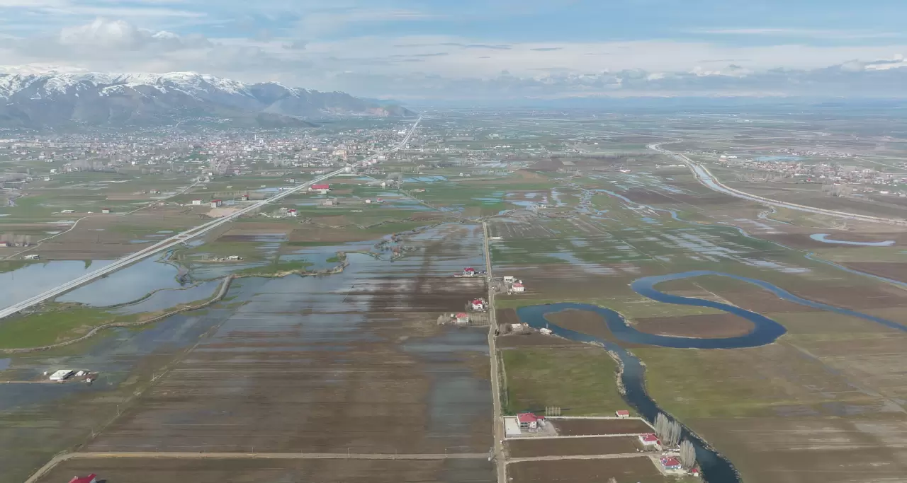 Eriyen kar suları Muş'ta tarım alanlarını tehdit ediyor 1